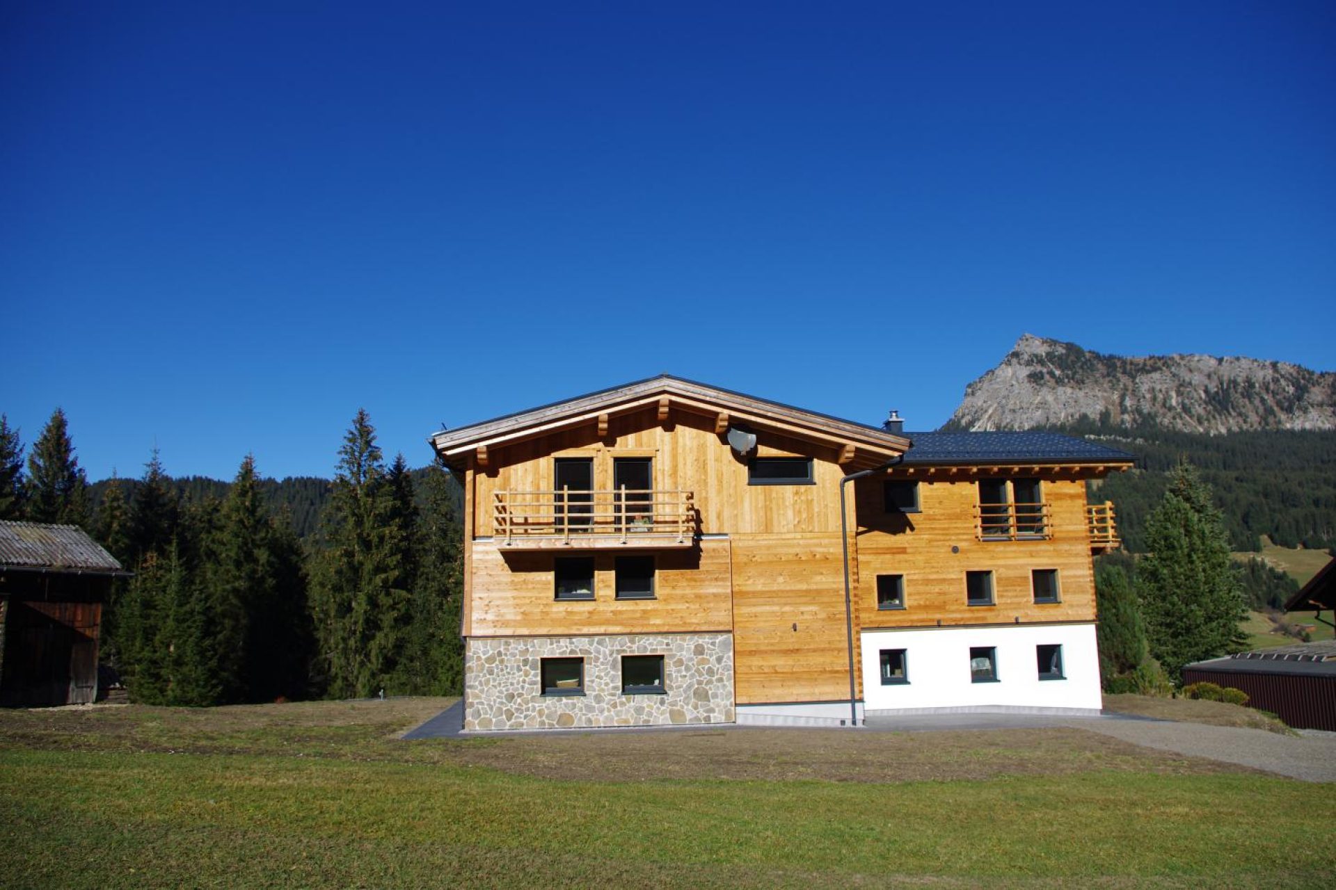 Bild vom Landhaus Wiesle mit Einstein im Hintergrund