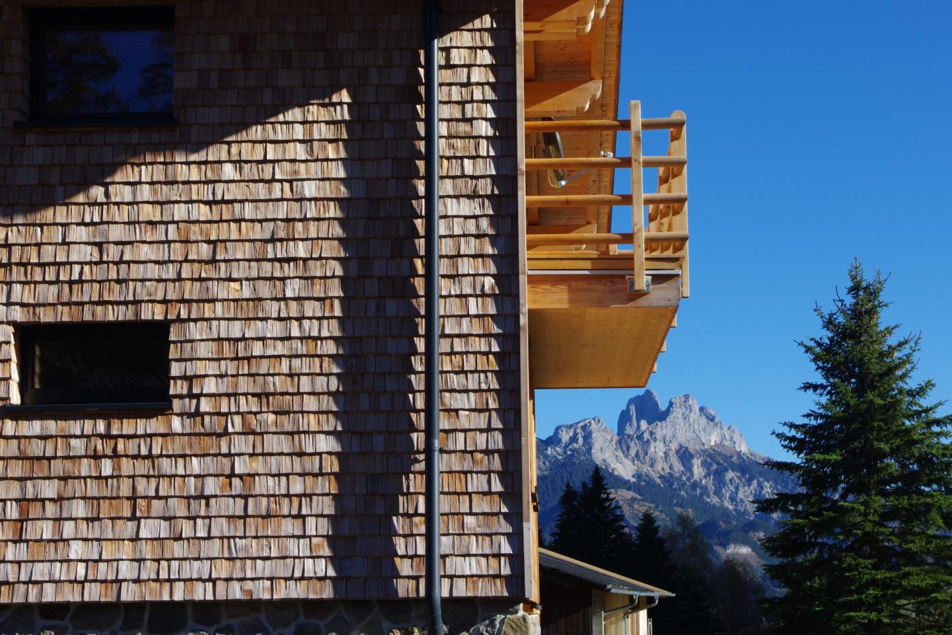 Bild vom Landhaus Wiesle mit Gimpel und Rote Flüh im Hintergrund