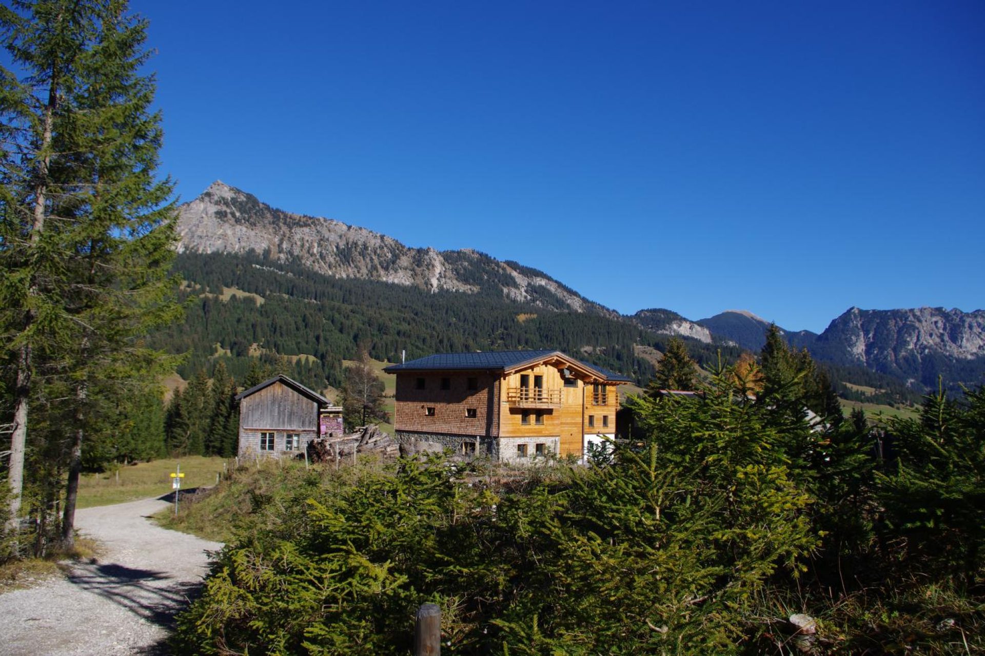 Blick vom Älpele Bach zum Landhaus Wiesle