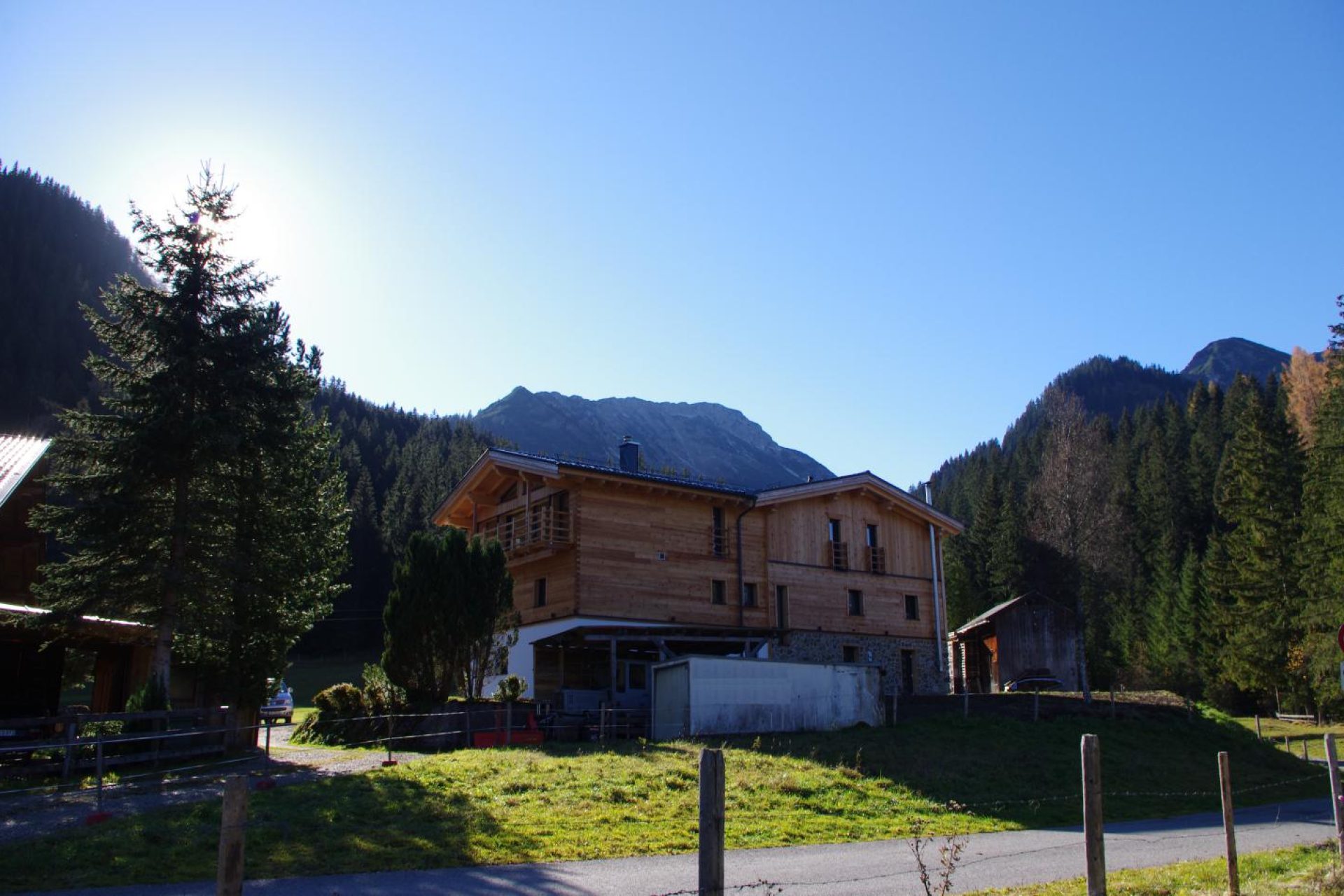Blick von der Straße zum Landhaus Wiesle
