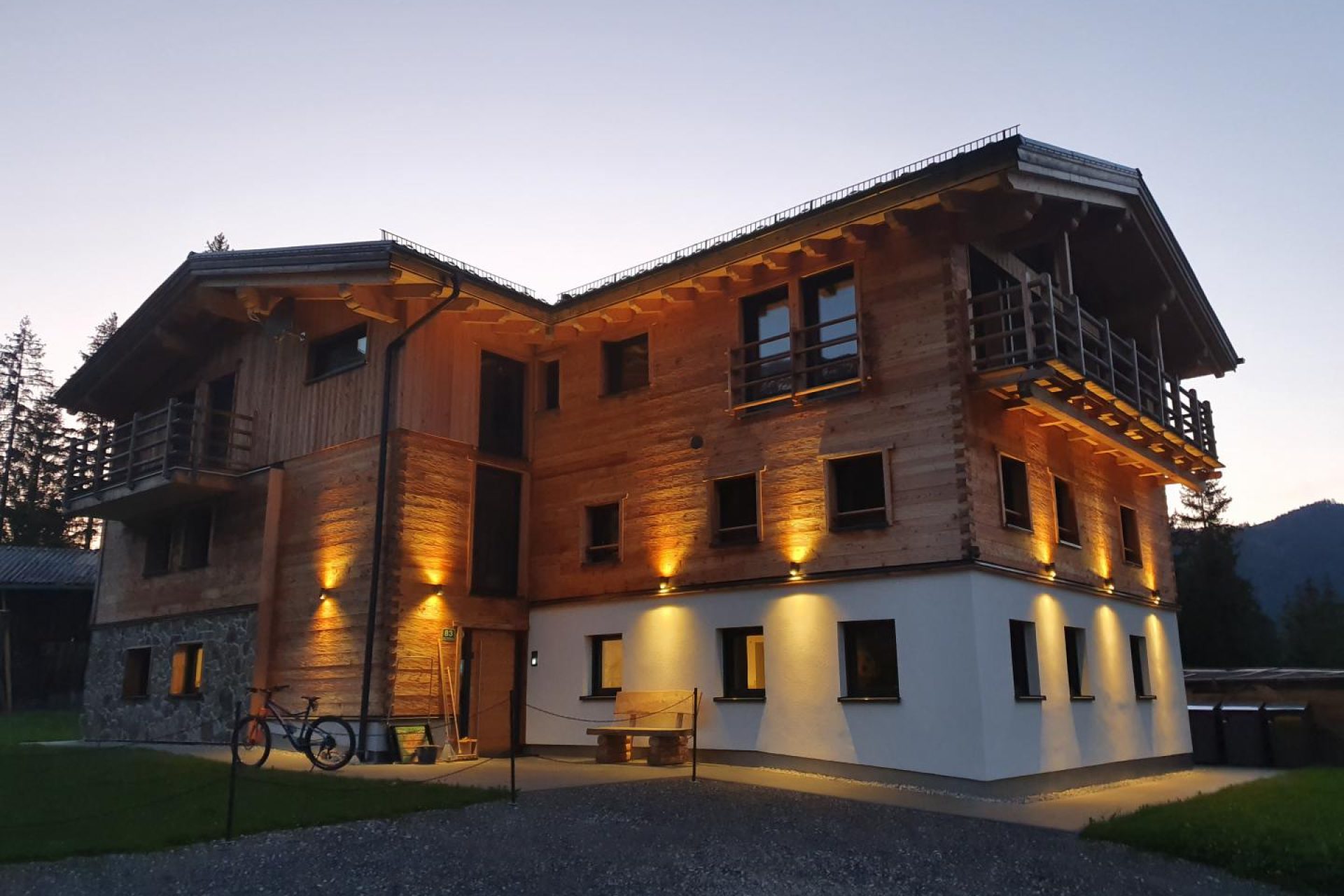 Bild von der abendlichen Stimmung außen am Landhaus Wiesle
