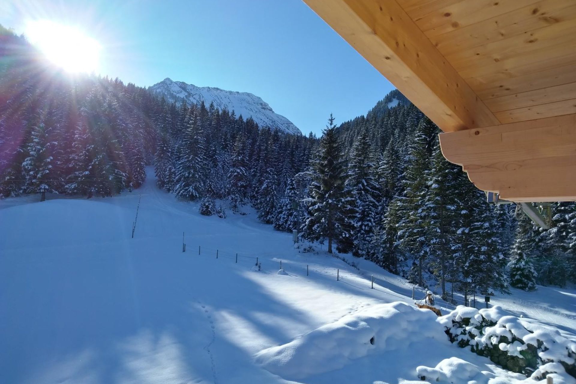 Bild von einem sonnigen Wintertag mit nächtlichem Neuschnee am Landhaus Wiesle