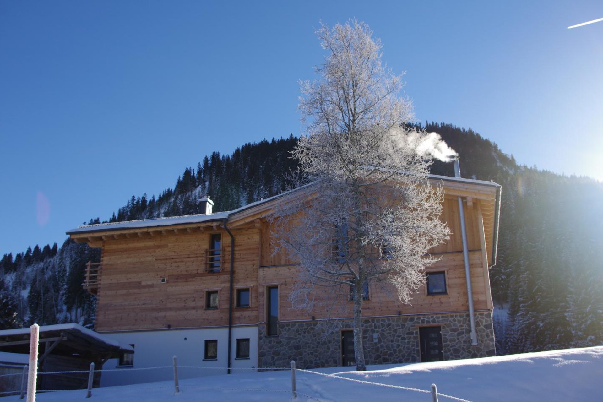 Bild von einem sonnigen Wintertag mit nächtlichem Neuschnee am Landhaus Wiesle