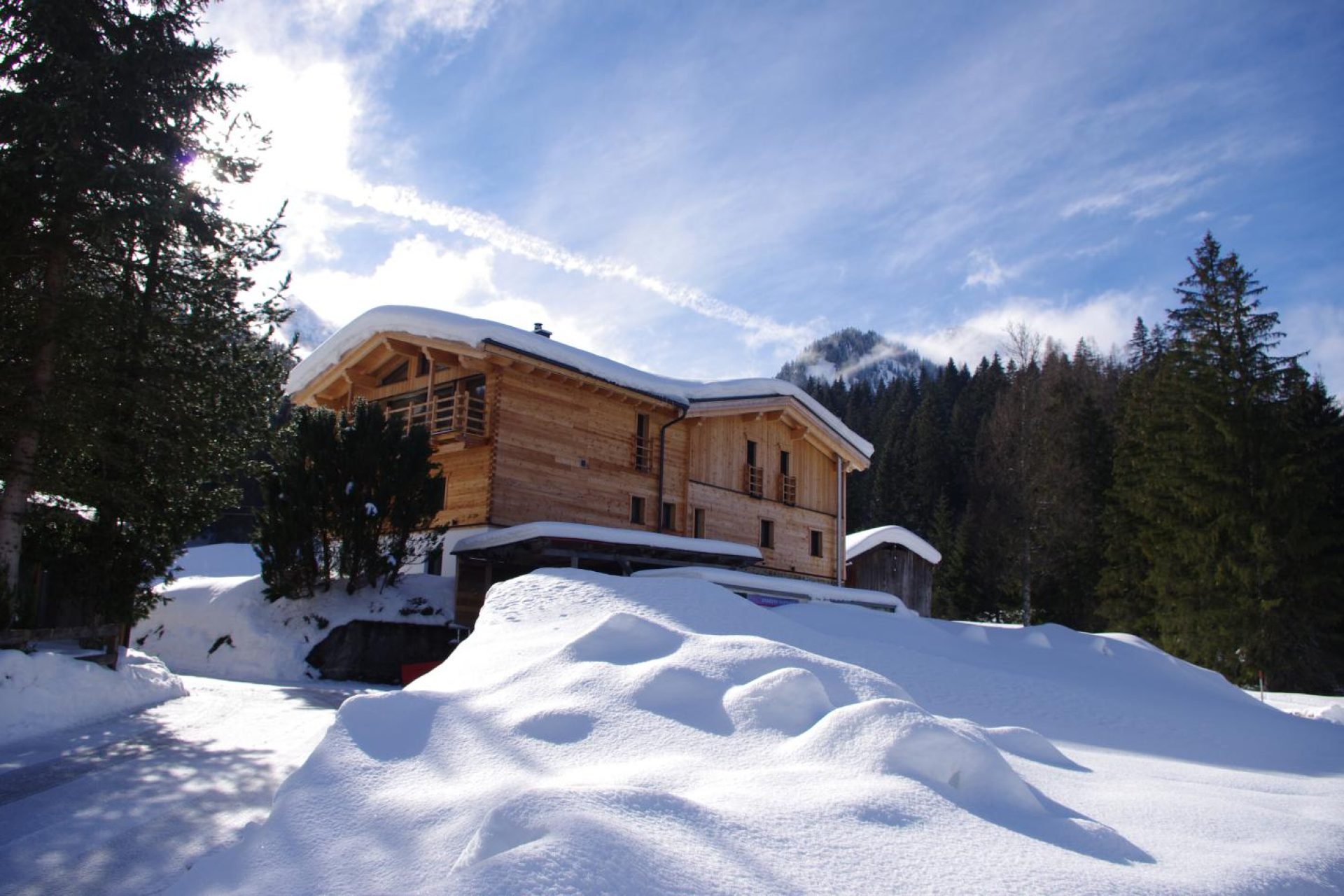 Bild von einem sonnigen Wintertag mit nächtlichem Neuschnee am Landhaus Wiesle