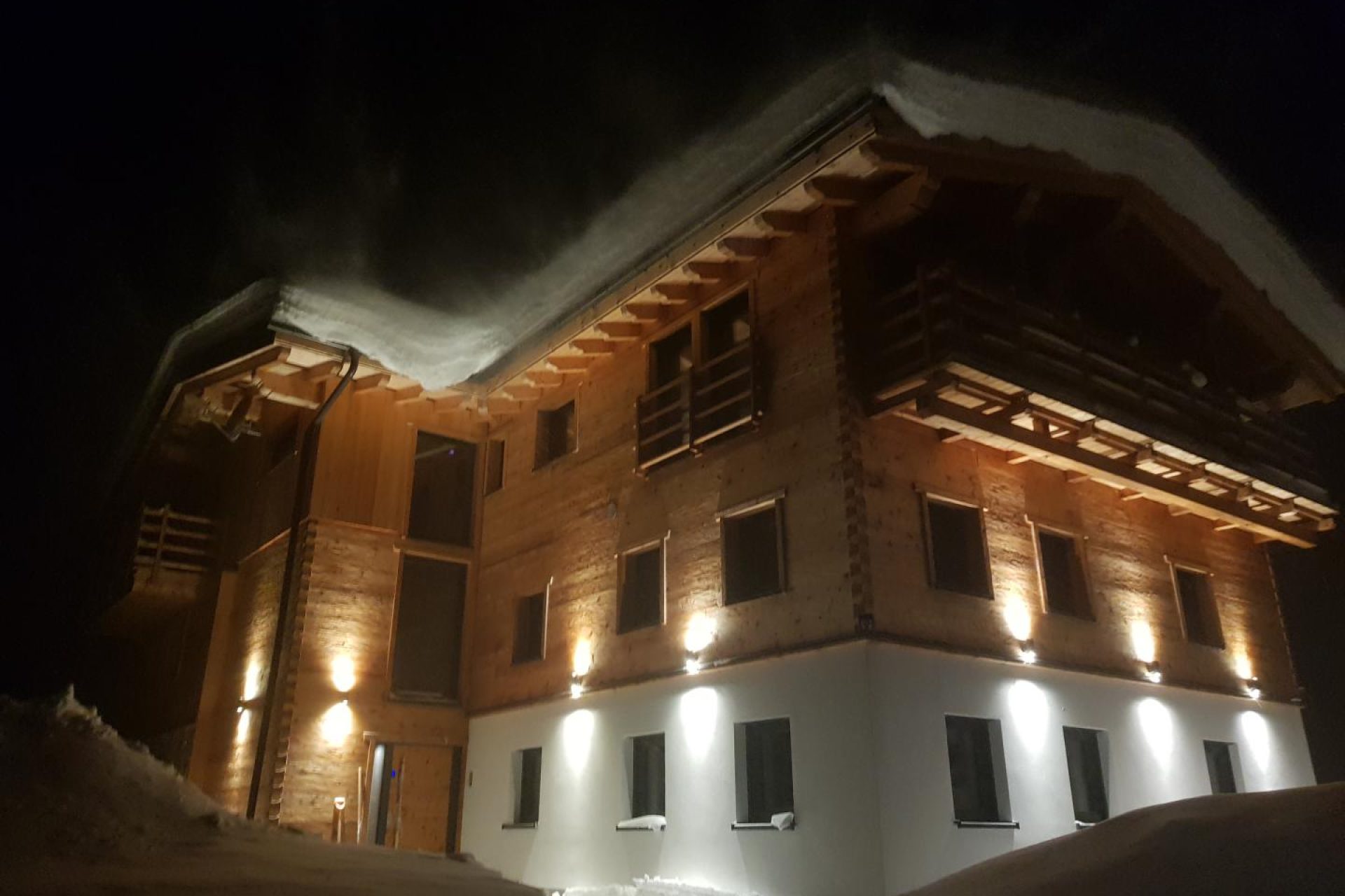Bild von der nächtlichen Stimmung außen am Landhaus Wiesle im Winter